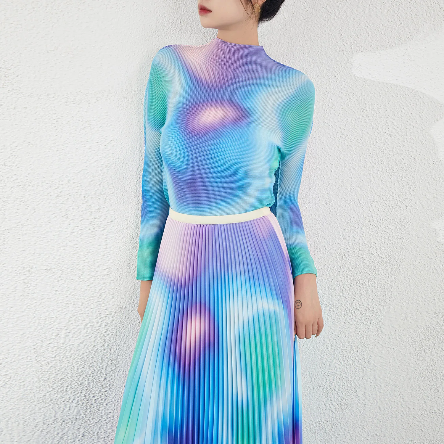 2026 High-Quality New Two-Piece Set, including a Miyake pleated gradient stretch top and a long pleated skirt.