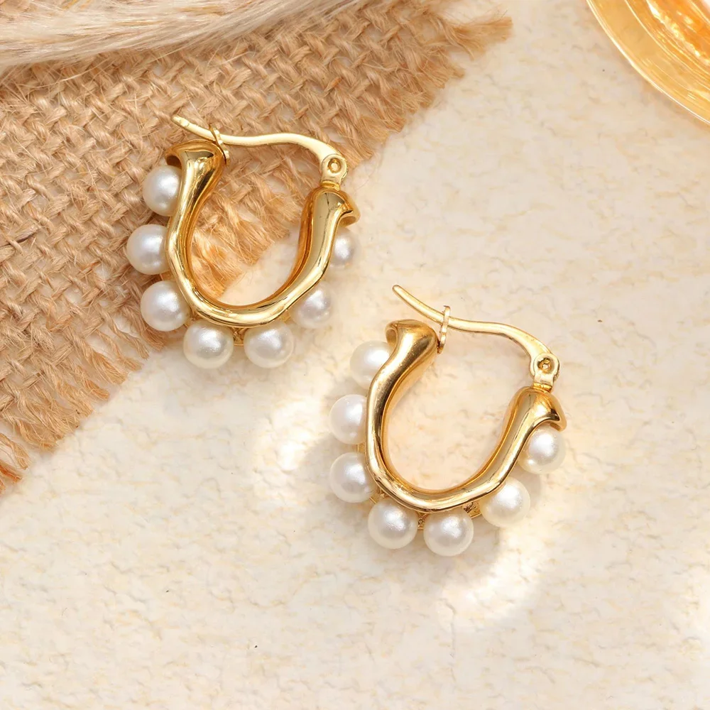 Pendientes de perlas en forma de U para mujer, aretes de aro chapados en oro, diseño único Irregular, joyería de uso diario, resistente al agua, novedad