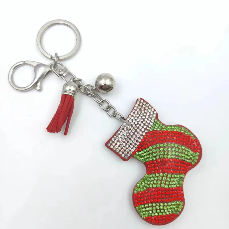 جوارب عيد الميلاد الساحرة - سلاسل المفاتيح المصممة التي تحميز أحجار الراين اللامعة وتفاصيل جرس جينغلي لإكسسوارات العطلات