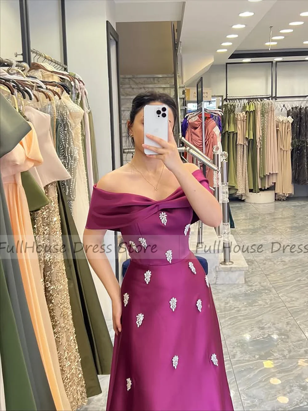 Maßgeschneidertes, anmutiges, schulterfreies, mit Kristallen besetztes, sexy Abendkleid, rückenfreies, bodenlanges Braut-Pro-Kleid mit Hof