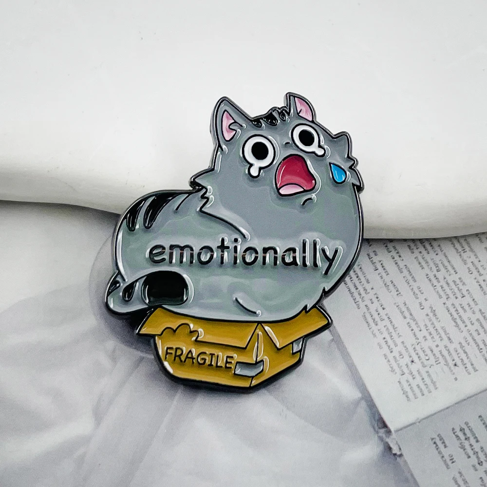

Emotionally Fragile Maine Coon Enamel Badge Adorable Crying Cat Brooch Creative Animal Lapel Pin Children'S Gift