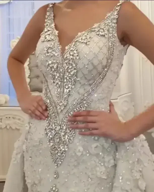 Vestido de novia de sirena blanco con cuello en V, cola de barrido de lentejuelas de cristal de encaje 3d con cuentas africanas brillantes de lujo personalizado, tren desmontable