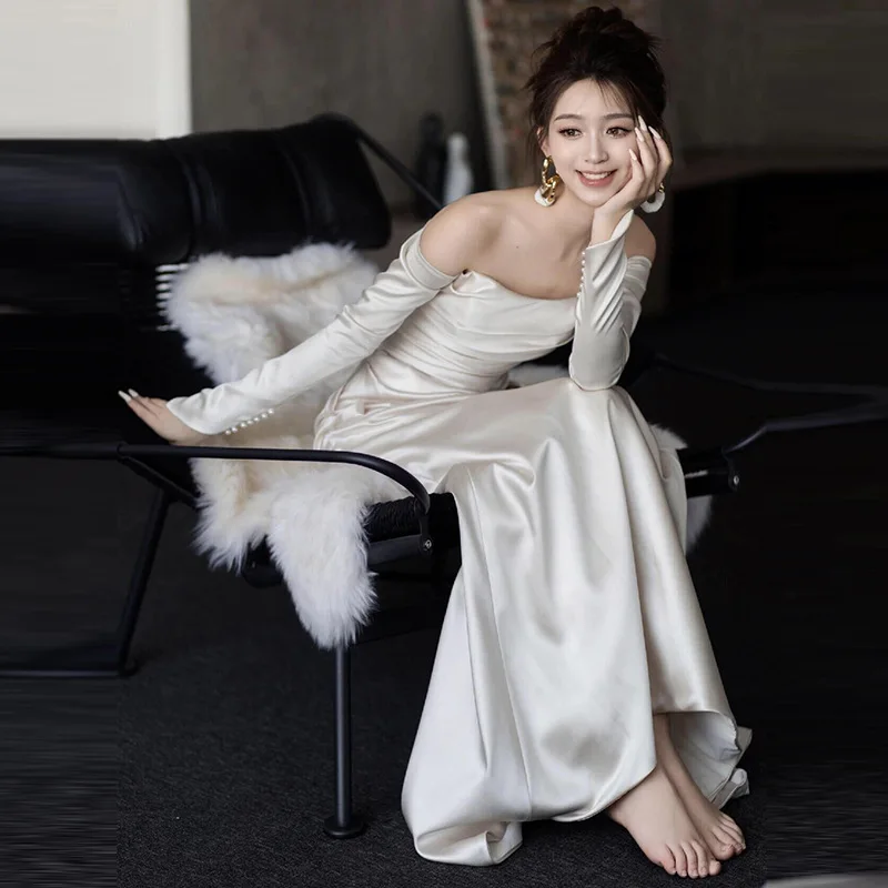 旅行写真用のフィッシュテール付きワンショルダースリムフィットサテンドレス、ハイエンドの気質、長袖ブライダルトーストドレス