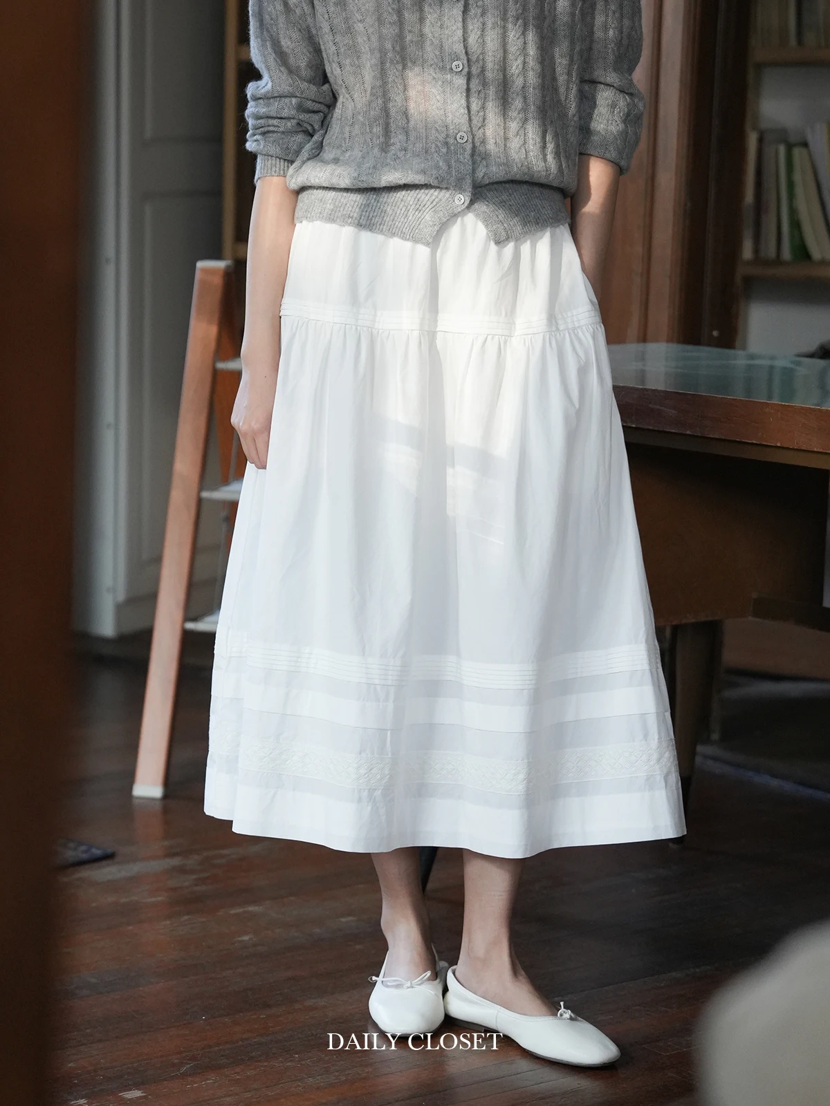 

Длинная юбка с эластичным поясом из чистого хлопка с кружевной отделкой для повседневной носки весной. Женская модная одежда для ежедневного гардероба.