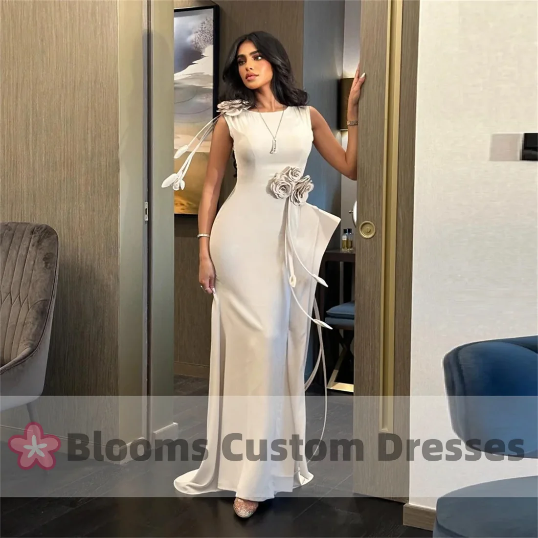 Maßgeschneidertes Saudi-Arabien-Abschlussballkleid für den Abend, ärmellos, bodenlang, Blumen-Taillenband, umarmendes 3D-Kleid für maßgeschneiderte Anlässe