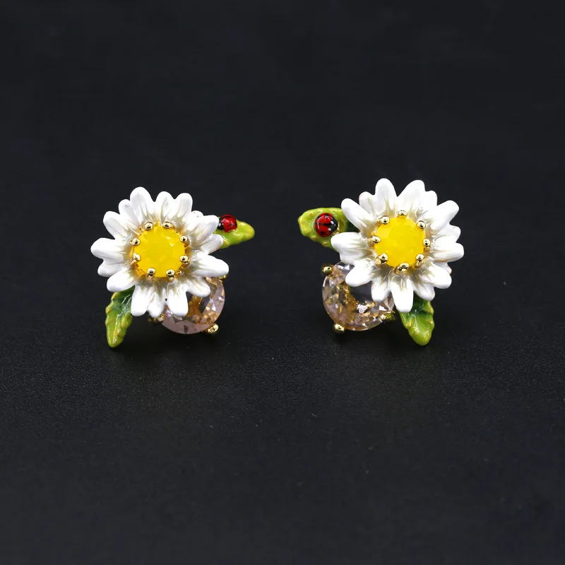 

Fresh Exquisite Fashion Temperament Enamel Glaze White Flower Daisy Ladybug Green Leaf Gemstone Stud Earrings Ear Clip for Women