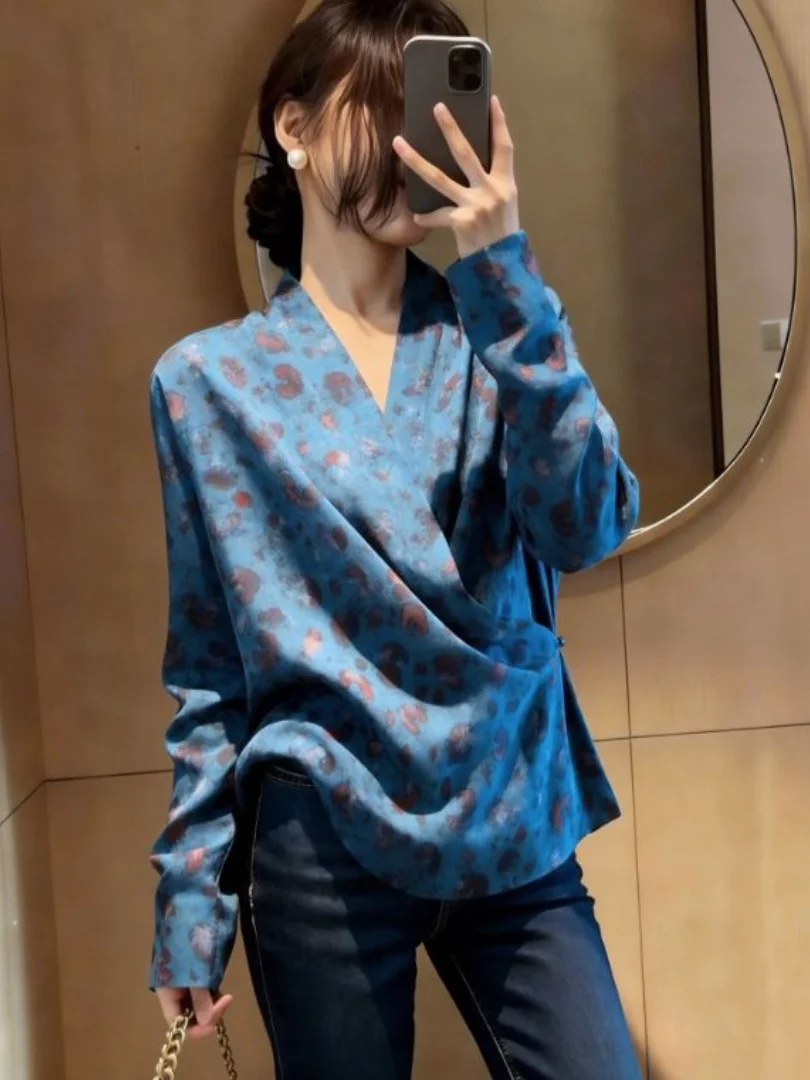 

Elegant Blue Floral Print Shirt Women's Long Sleeve V-Neck French Style Loose Fit Spring 2026 Fashion Design Top