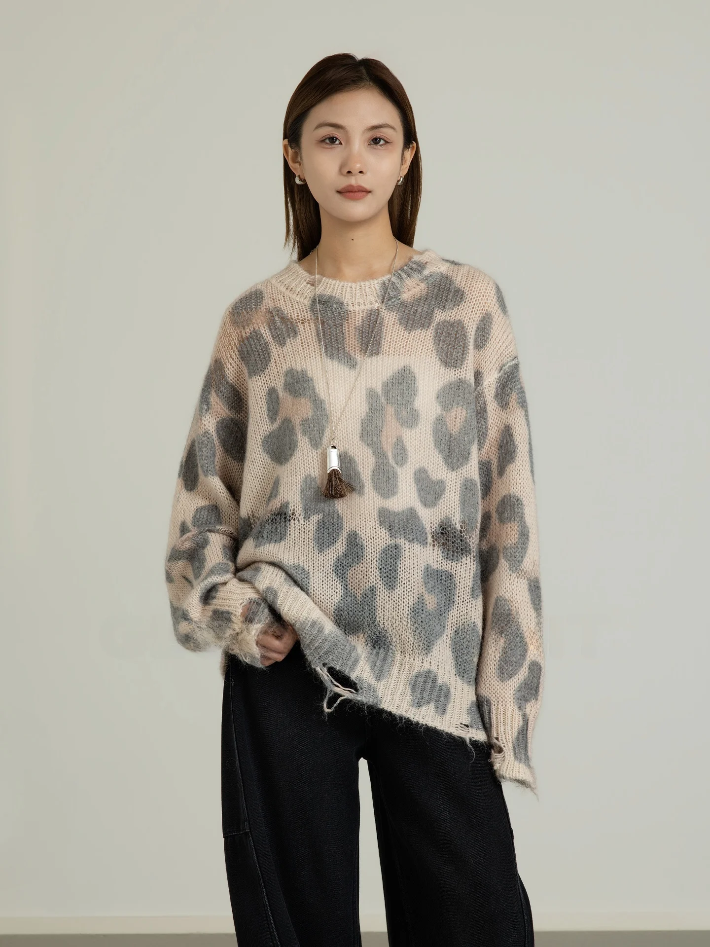 

Casual round Ne Overhead Knitted Sweater Women's Spring Top Geometric Single Leopard Print Irregular Hole Knitwear