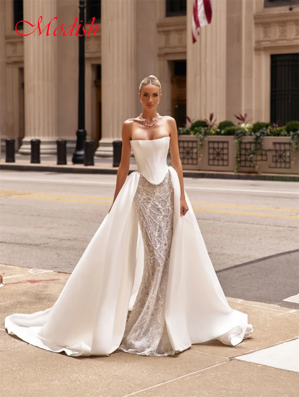 カスタマイズされたソフトホワイトレースのウェディングドレスフォーマルストラップレスノースリーブブライダルガウン夢のようなマーメイドコートトレインベスティドデノビア