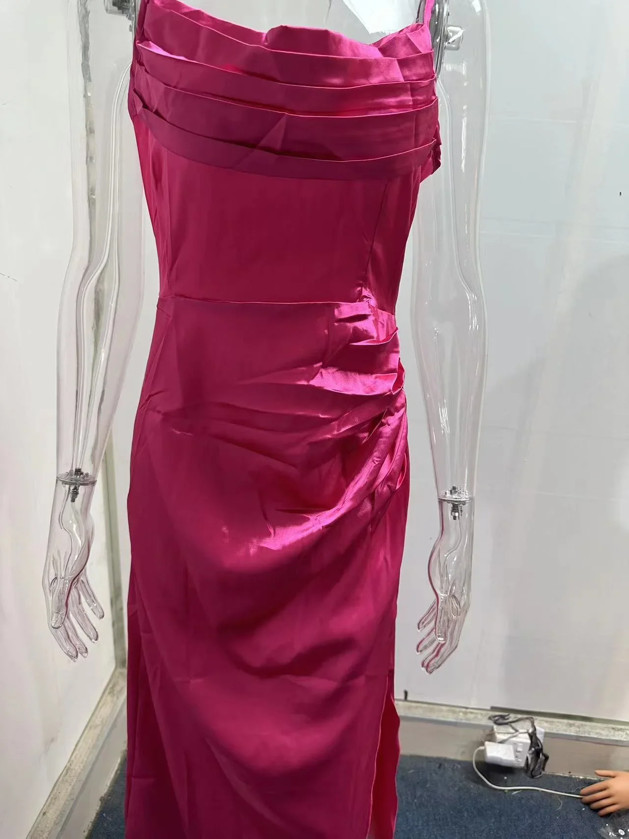 Rosa sexy Satin langes einteiliges Kleid für Mädchen elegante Frauen Modedesign Plissee Wickel Party kleid