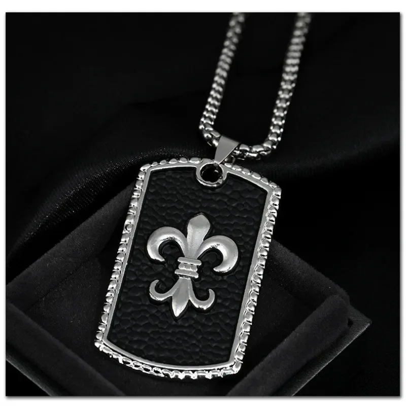 A brand-new retro titanium steel necklace, a bold and powerful pendant couple