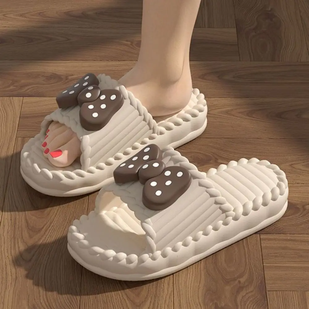 Niedliche PVC-Damen-Slipper mit Schleife, bequeme, rutschfeste Haussandalen, weiche Sohlen, leichte Badeslipper für den täglichen Gebrauch. – Detail 3