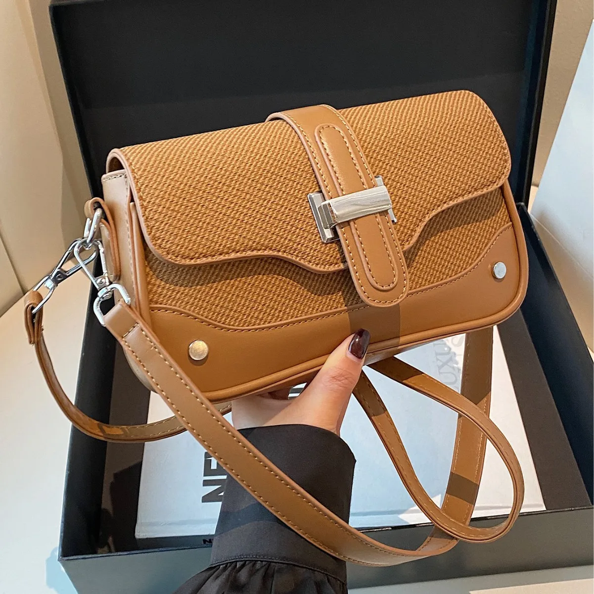 

2025 New! Women's Retro Splicing Underarm Bag - High-End, Versatile Shoulder Commuter Bag