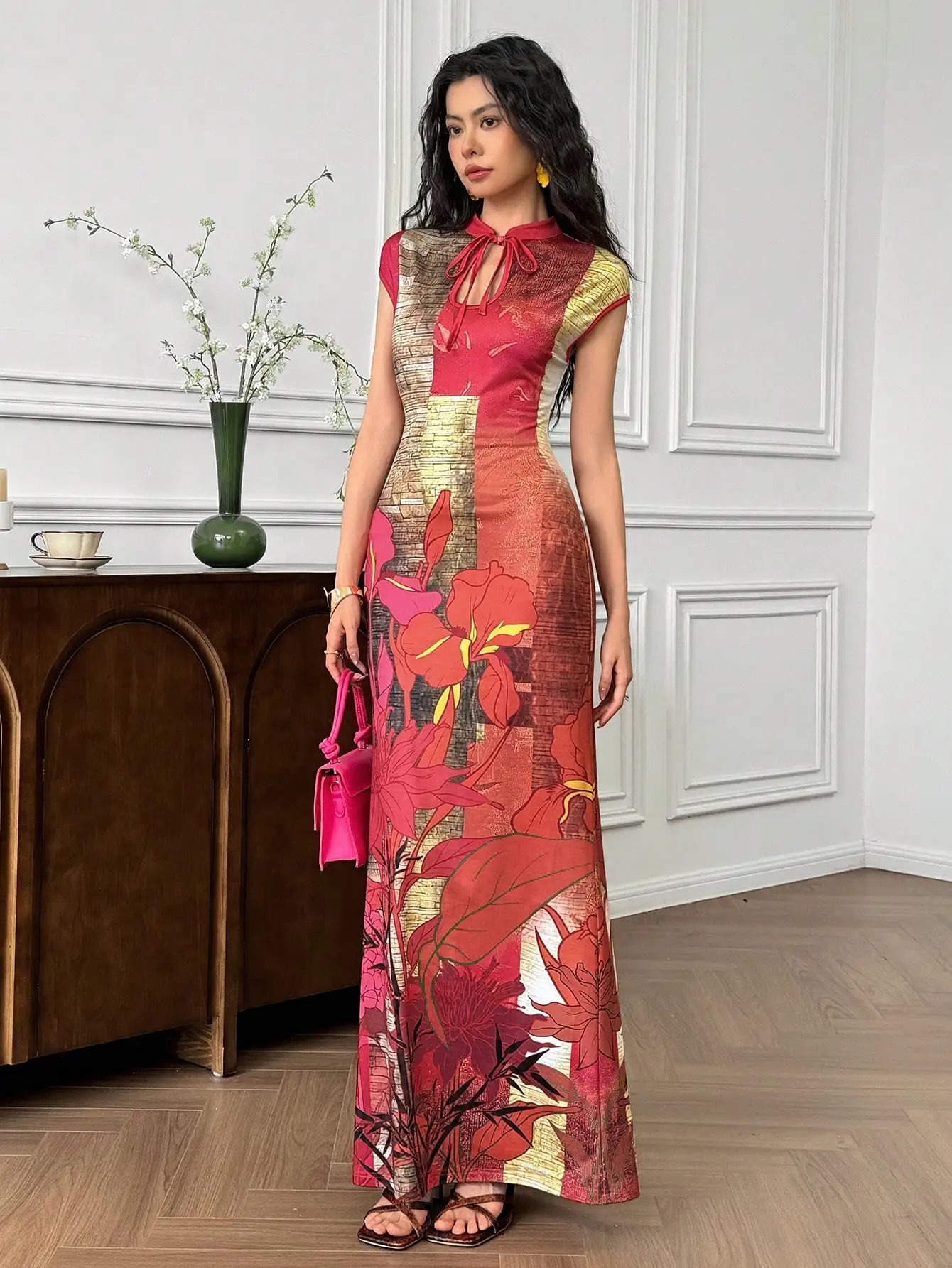 

Женское облегающее платье макси с цветочным принтом, воротником-стойкой и завязками на шее