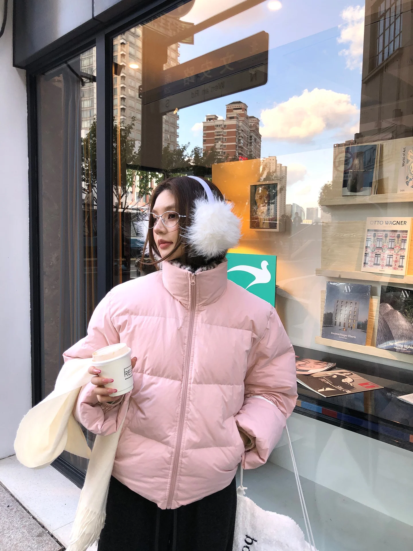 レッドセレブリティスタジオ レディース ショートピンクダウンジャケット 2025年新作 冬ファッション 90%ホワイトダックダウン 暖かくスタイリッシュなアウターウェア