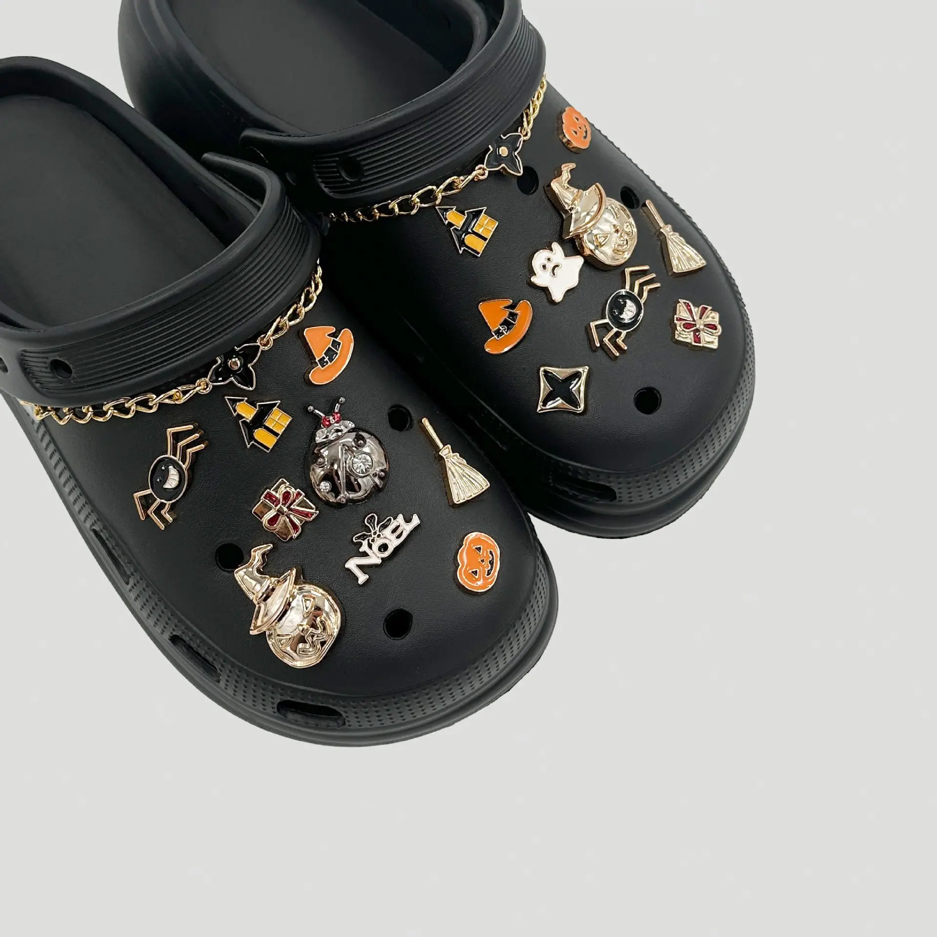 

2025 DIY Halloween Series Shoe Charms Cartoon Metallic Sheen Shoe Charms Chains Buckles Decoration Pins For Clogs Men Women Gift