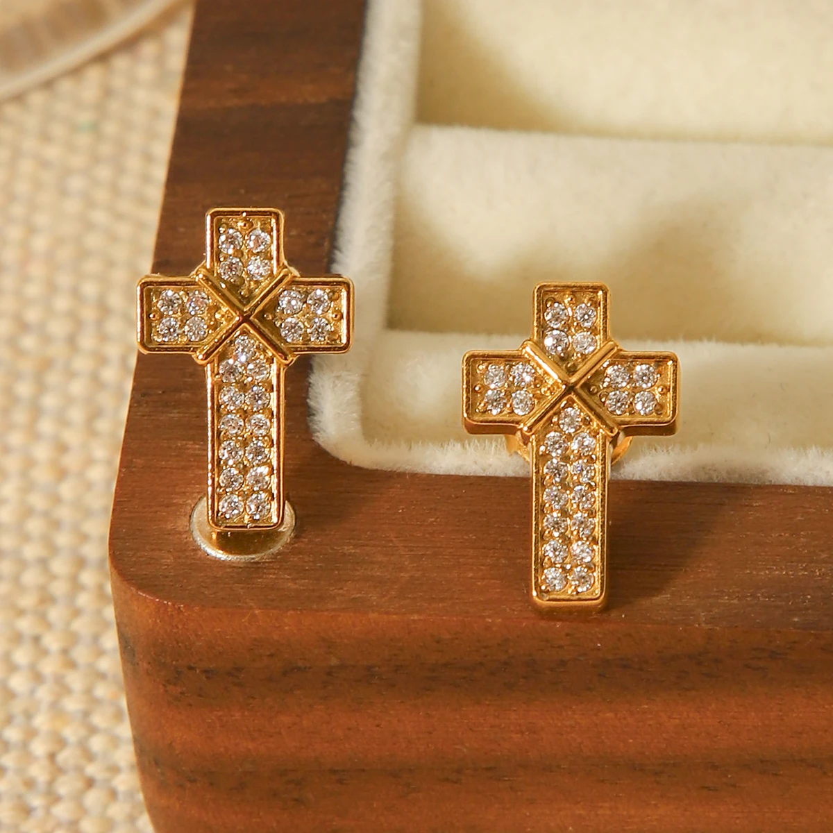 

Huang Chao New Design Of Cubic Zirconia Cross In 2025 Ladies Earrings Irregular Metallic Texture Fashion Jewelry Gift Jewelry