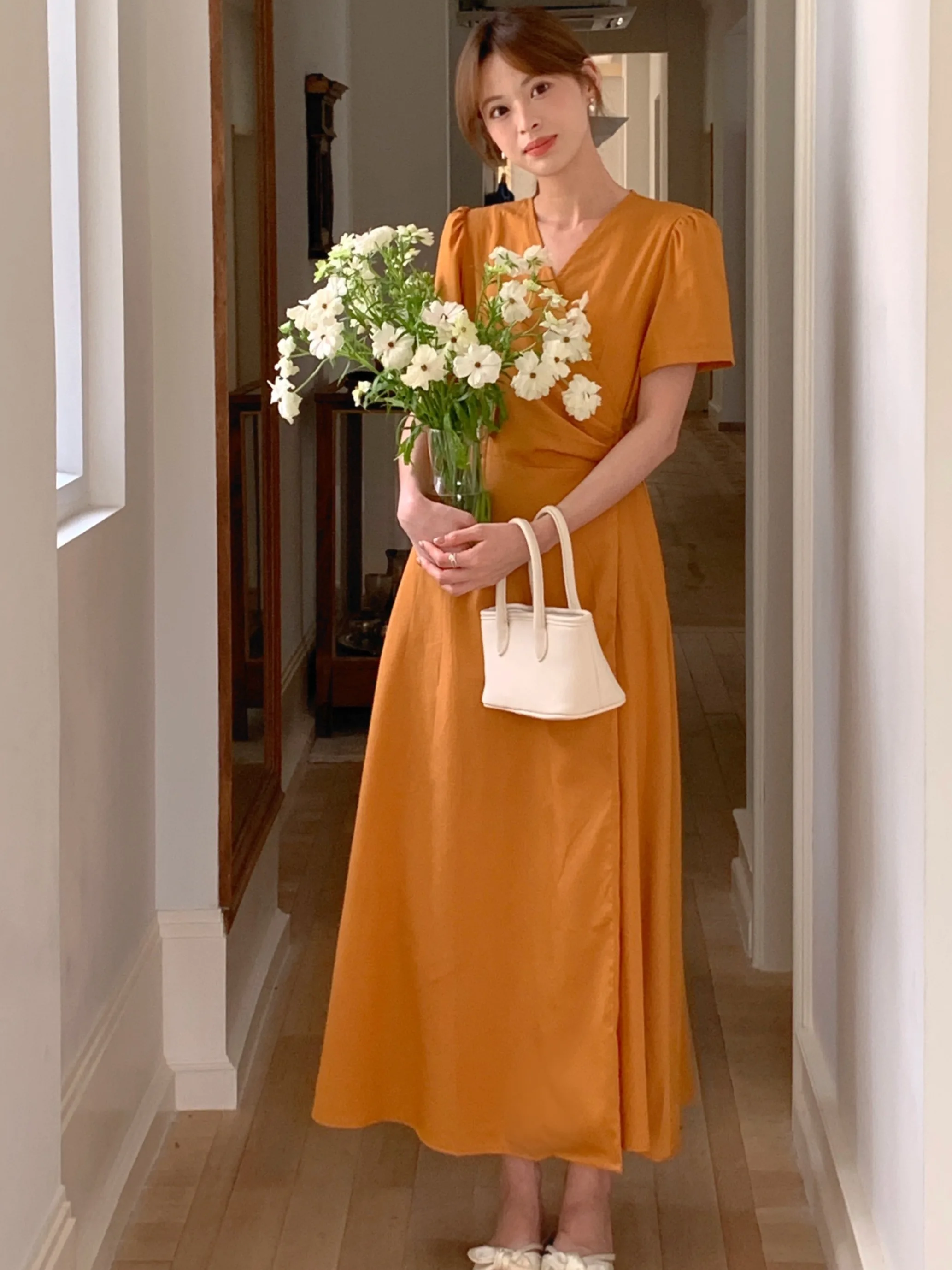 夏の新作 レディース Vネック 半袖 Aラインワンピース レトロでおしゃれなウエストシェイプ 細見えミディ丈スカート