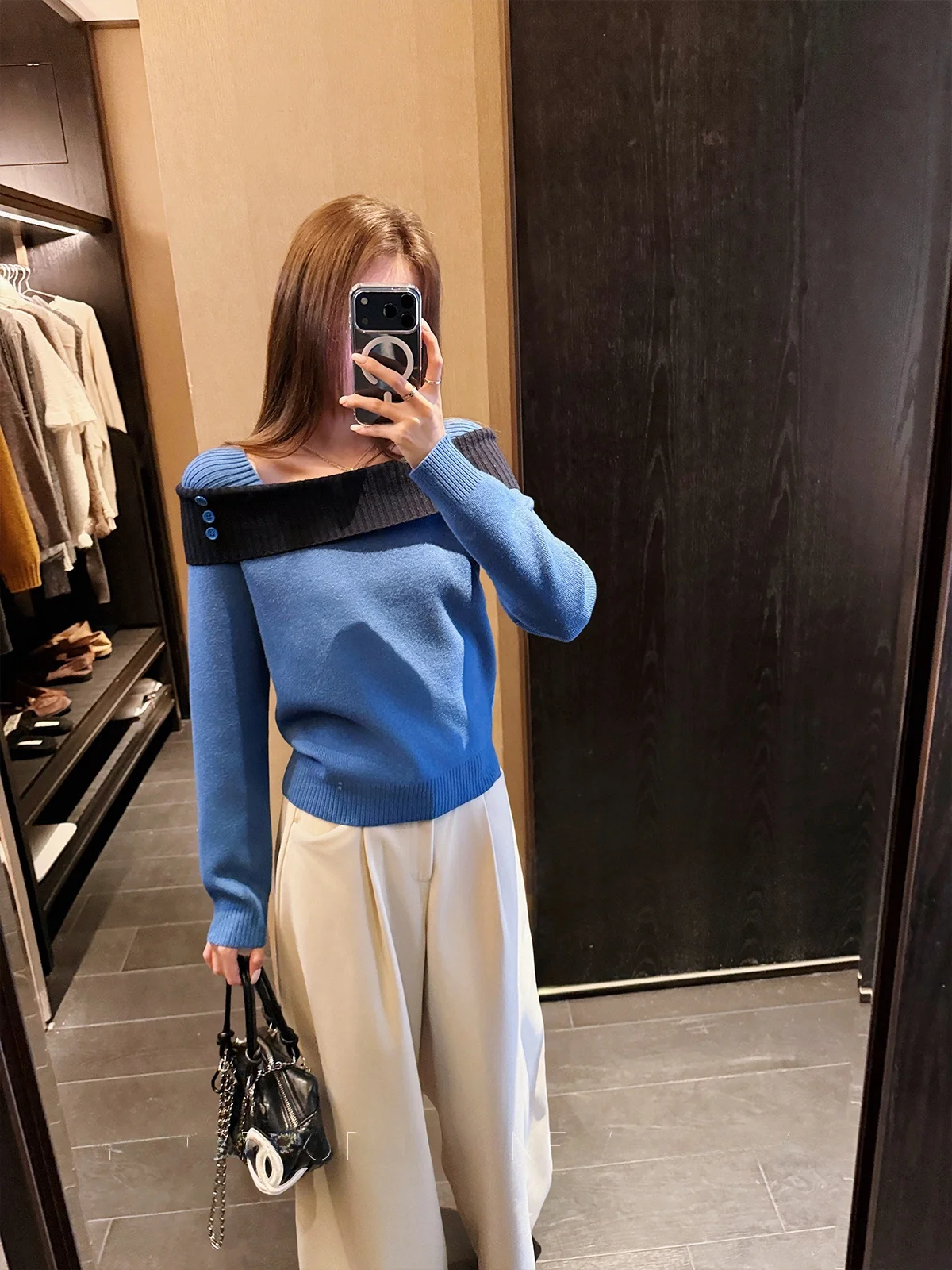 

Синий вязаный свитер на одно плечо с дизайнерским акцентом, женский облегающий базовый топ Yang Pao Pao для повседневной носки, осенне-зимняя новинка