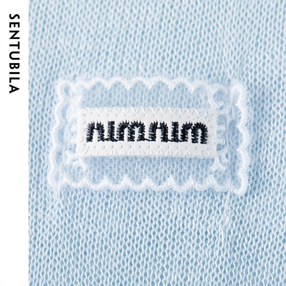 เสื้อคาร์ดิแกนแขนสั้นสำหรับฤดูร้อน SENTUBILA รุ่นปี 2025 สไตล์เกาหลี ตกแต่งกระดุมและลูกไม้ เสื้อถักลำลอง รุ่น W52HB1834