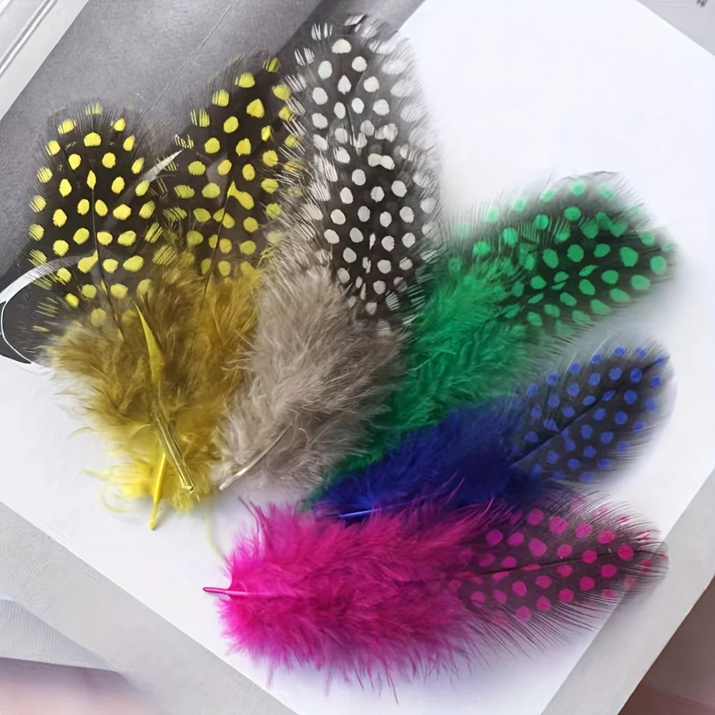 50 piezas por paquete de plumas de pollo perladas con lunares, accesorios de juguete para gatos, plumas de pollo salvaje con lunares coloridos