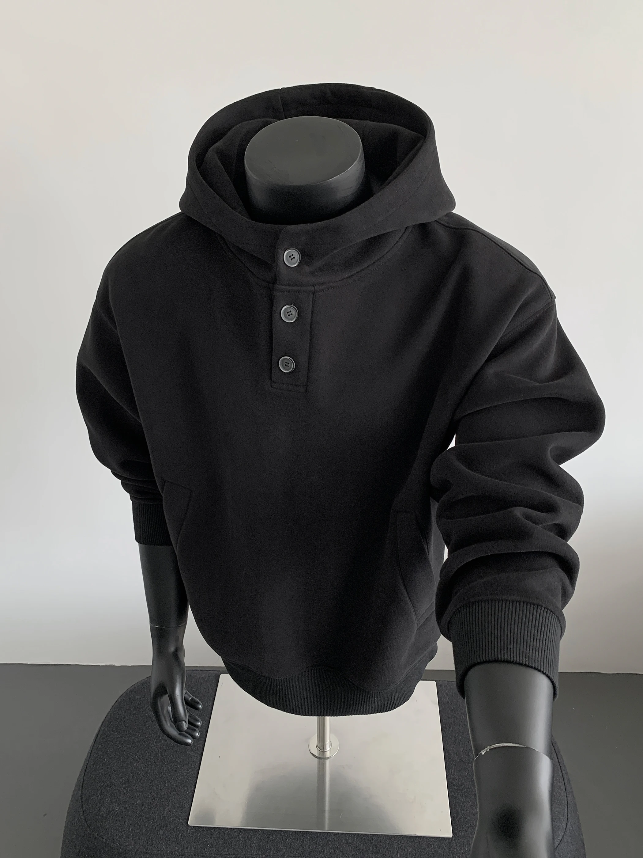 ヘビーウェイト400Gメンズフーディ、ボックスシルエットのアメリカンスタイル、綿とポリエステルの混紡、ロングスリーブ、ヘンリーカラー付きスウェットシャツ