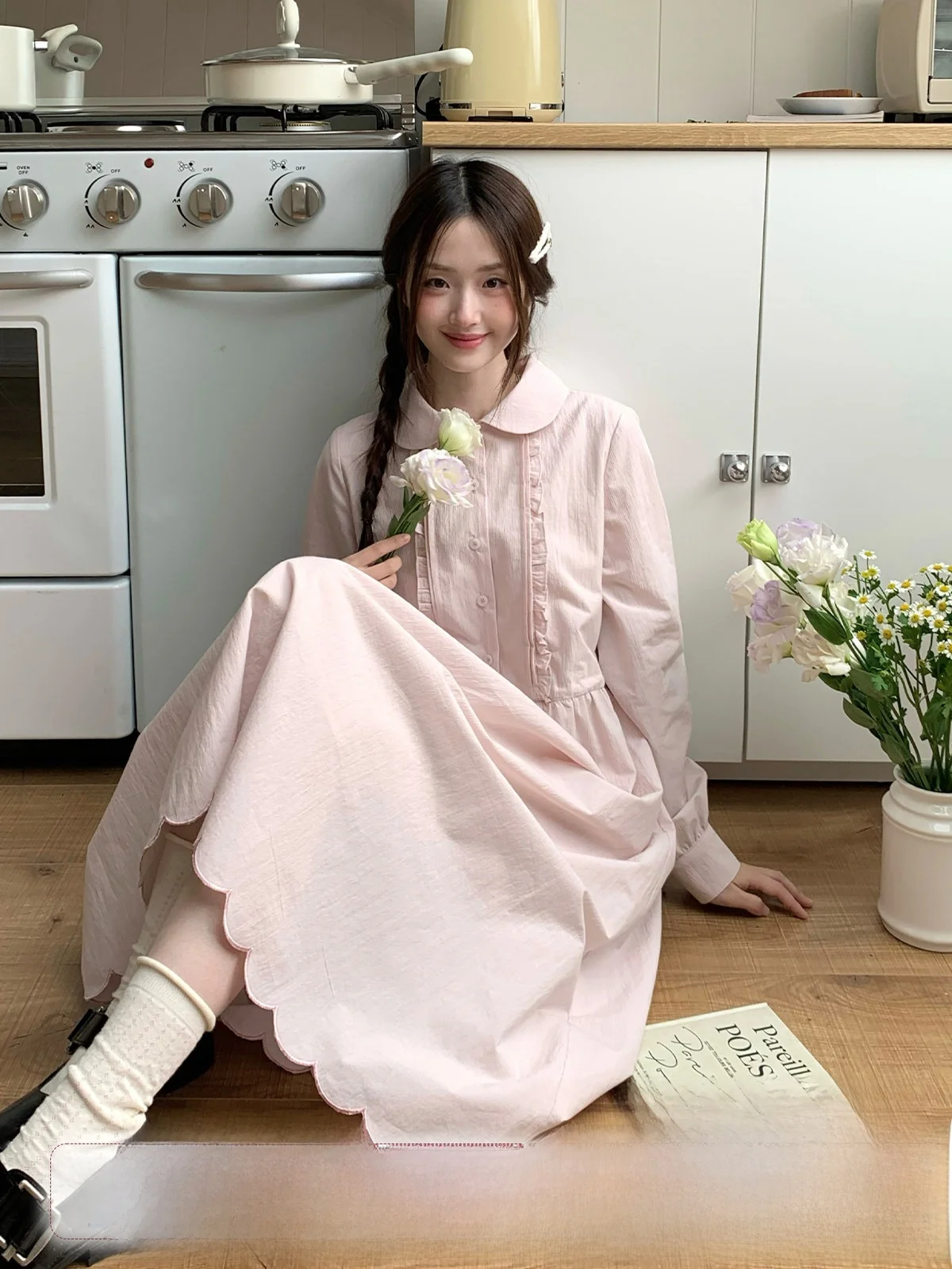 

Нежно-розовое женское платье средней длины из мягкого хлопка, стройнящее, с эффектом омоложения, в стиле кукольного платья