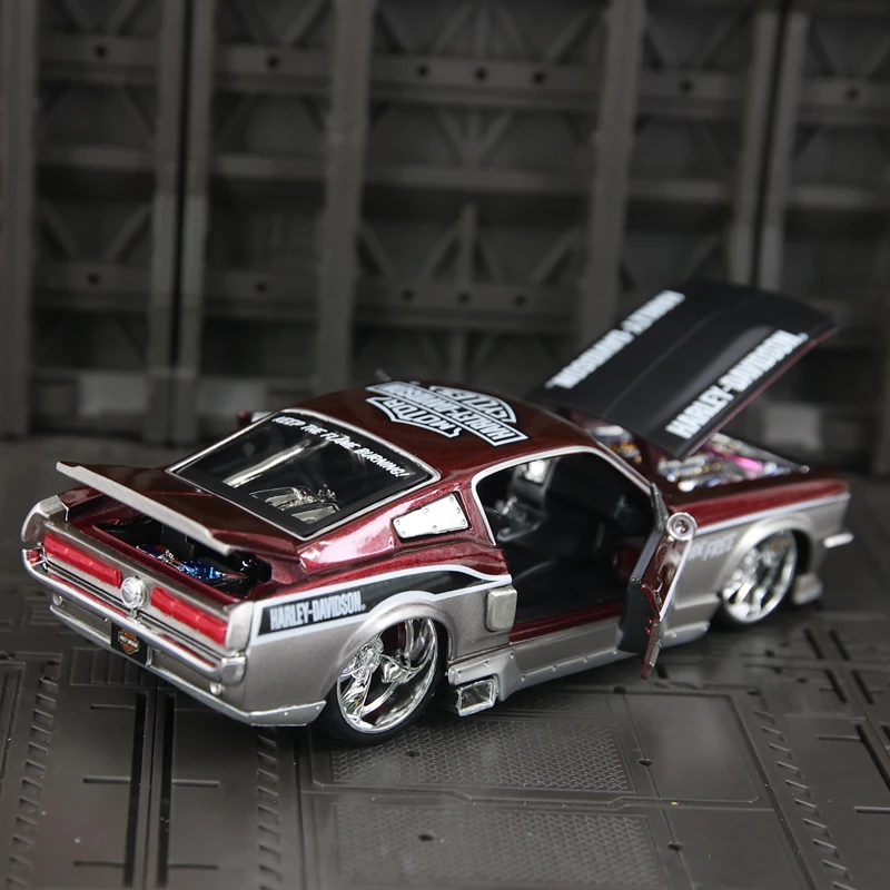 

Maisto 1:24 Simulation Ford Mustang GT Alloy Car Model Decoration Collection doors on both sides that can be opened rich details