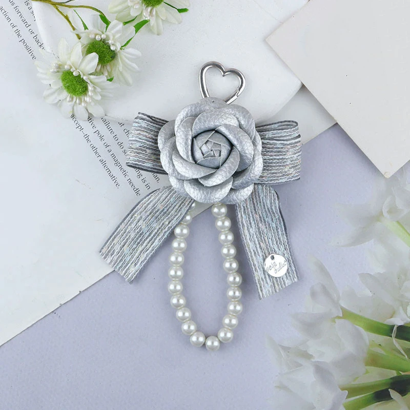 Elegant PU Leather Keychain with Rose Camellia Flowers Imitation Pearls Women's Trinket Ring Car Bag Charm Accessory