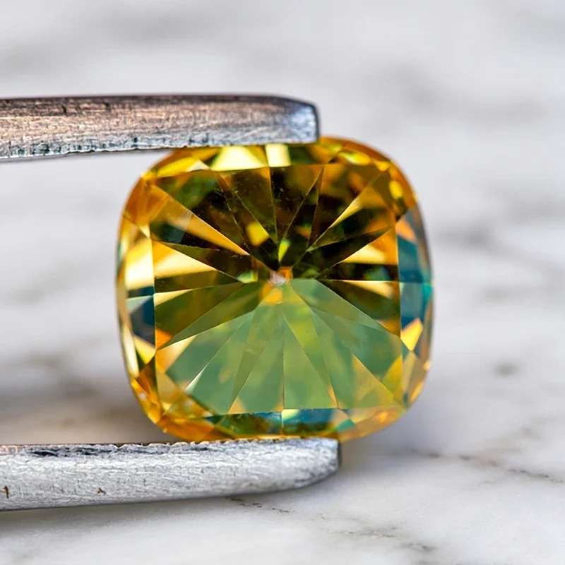 Moissanit-Stein im Kissen-Schliff, goldgelber Edelstein für DIY-Schmuckherstellung, besteht den Diamanttest mit Zertifikat. – Detail 6