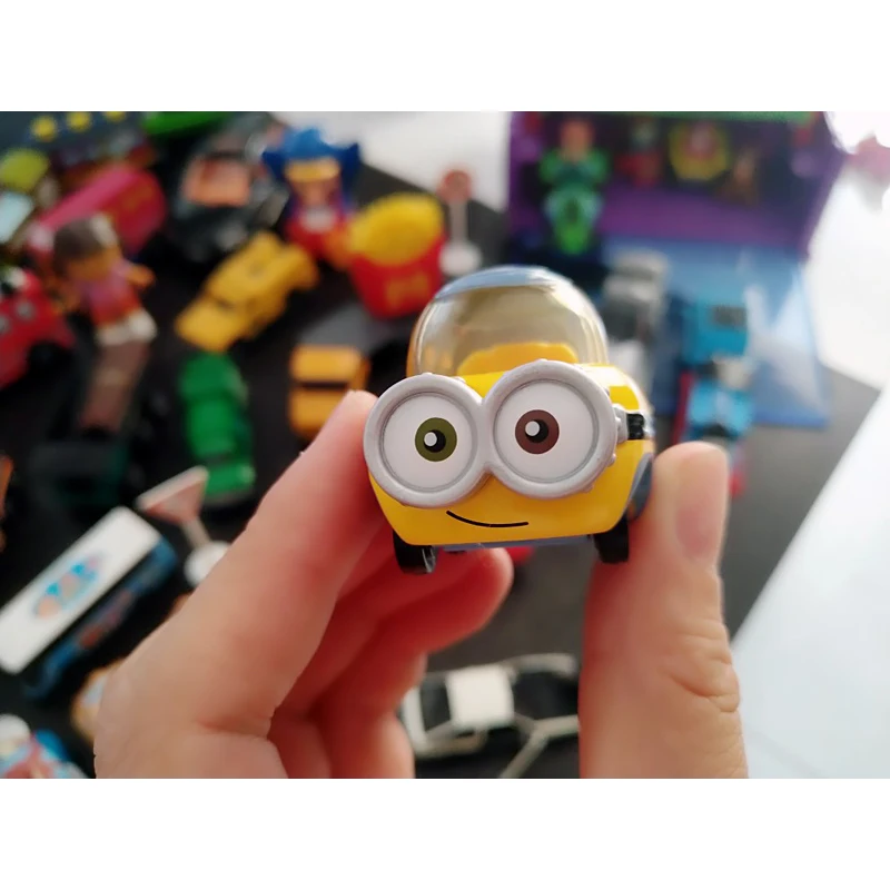 TAKARA TOMY Minion figure diecast alloy static model, children's collection of decorative toys, holiday gifts for friends.