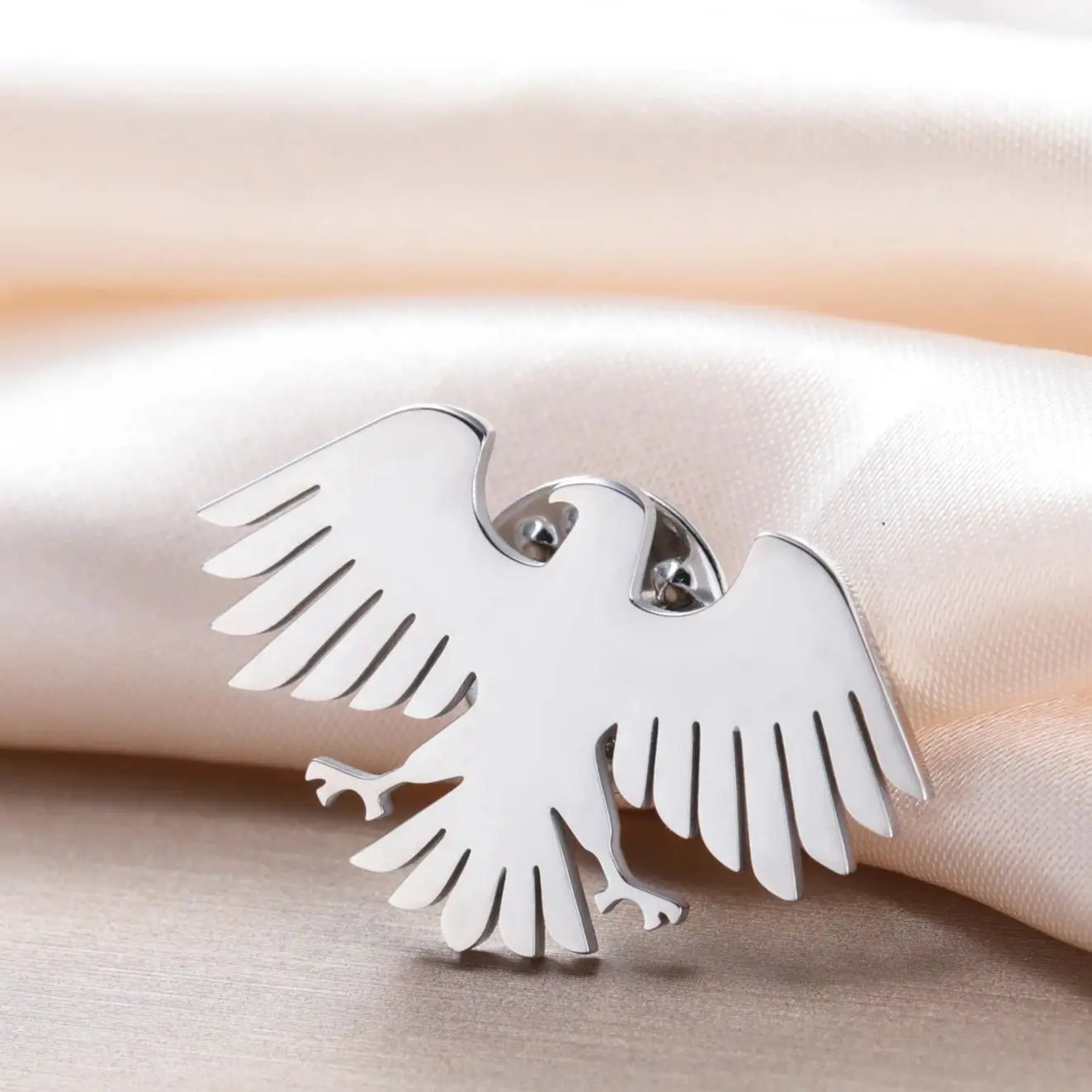 Teamer الذهب اللون النسر دبوس من الفولاذ المقاوم للصدأ بروش للنساء الرجال موضة مجوهرات بأشكال حيوانات هدية دعوى الملابس والاكسسوارات 2025 جديد