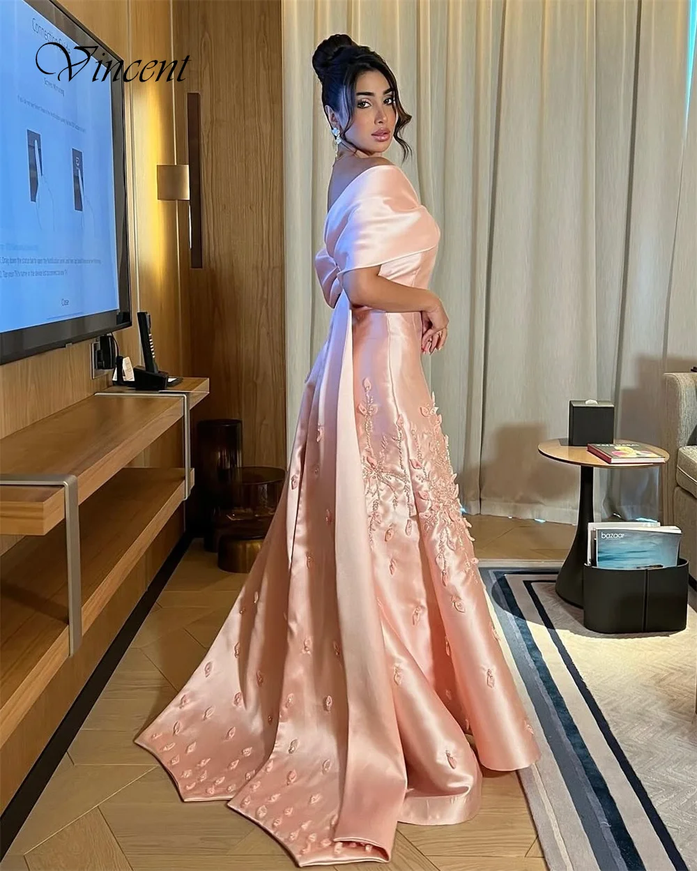 Vestido de noche de satén rosa con temperamento personalizado, exquisito cuello en V, hombros descubiertos, mangas cortas, espalda descubierta, vestidos para ocasiones especiales