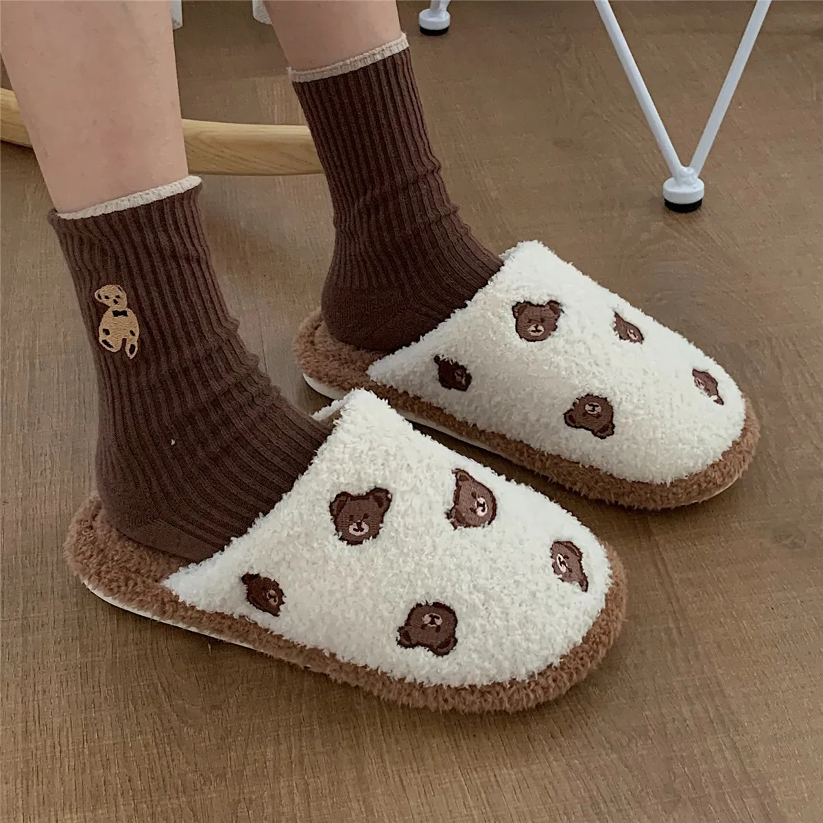 pantufas-de-casa-quentes-e-confortaveis-para-mulheres-pantufas-de-aodao-com-cabeca-de-urso-em-estilo-cartoon-solado-io