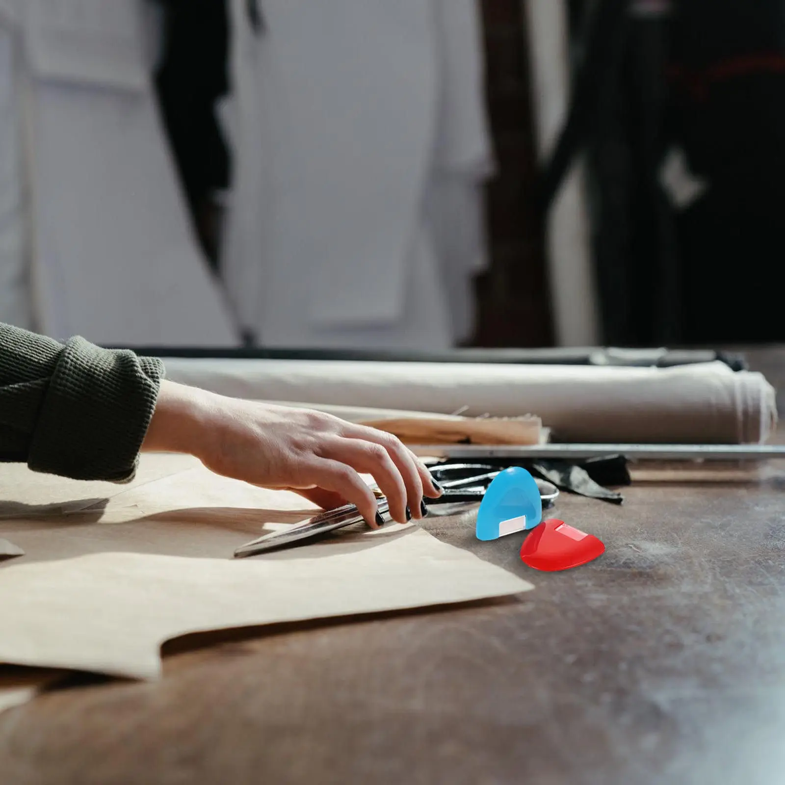 

2Pcs Tailor Chalk Sewing Chalk Wheel Fabric Marker Ergonomic Triangle Soft Marks Remove Easily Sewing Accessories Fabric Marking