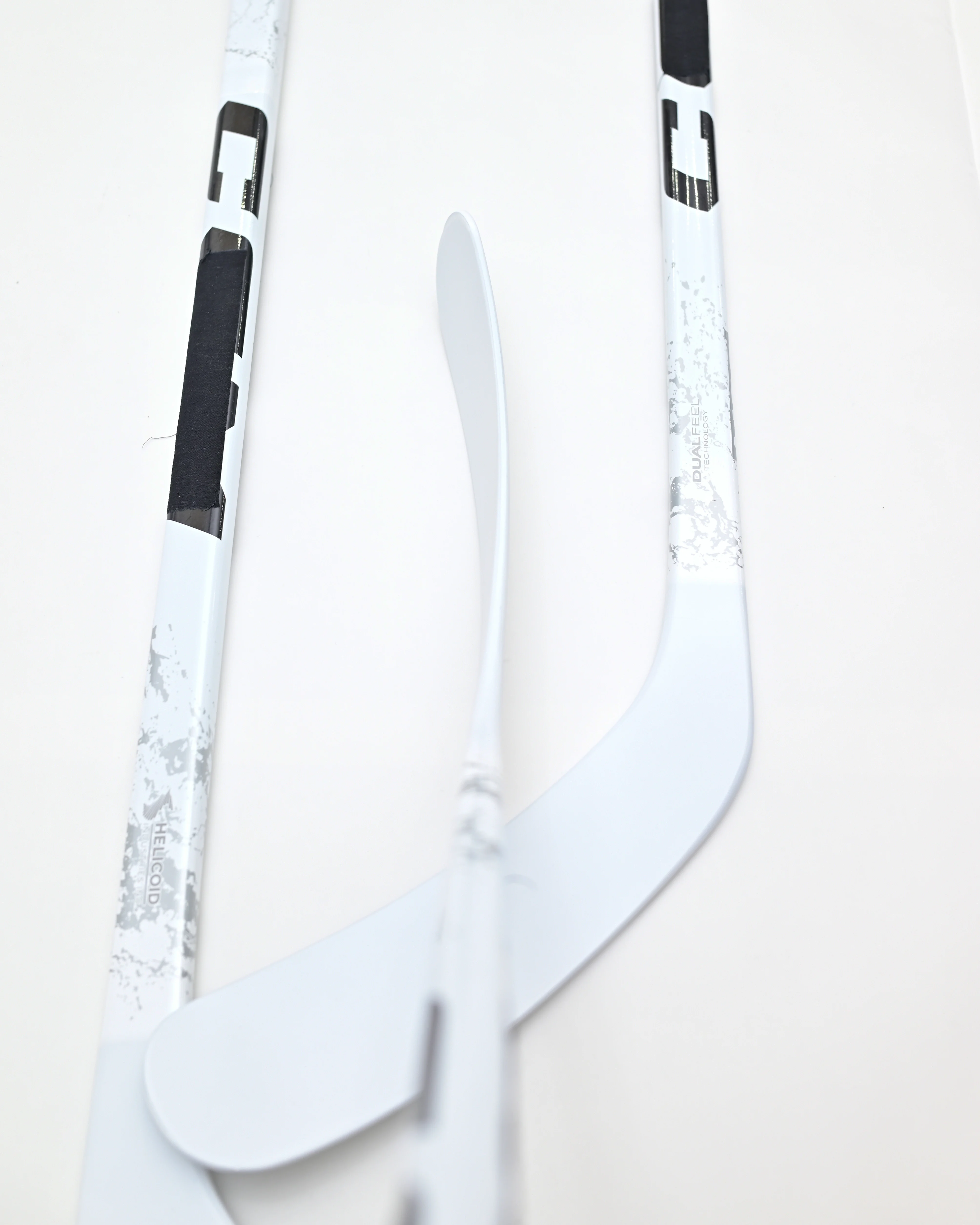 [2-Pack][Senior][Trigger9][Random]Senior Ice Hockey Sticks Trigger 9 مع قبضة معدات رياضية من ألياف الكربون لهوكي الجليد