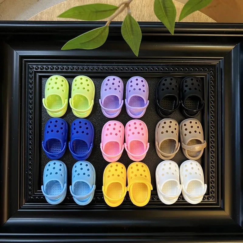 มีสินค้าในสต็อก/ช่องใส่รองเท้าแตะรูน่ารัก Labubu V1v2v3 ซีรีส์ เสื้อผ้า Labubu รองเท้าแตะซีรีส์มาการองฤดูร้อน อุปกรณ์เสริมตุ๊กตาวินิล