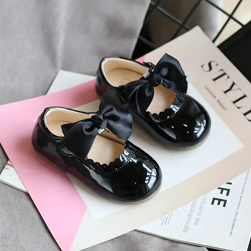 Sepatu anak perempuan bayi musim semi musim gugur sepatu putri kulit paten pita lucu sepatu dansa anak perempuan warna polos langkah pertama