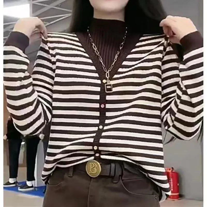 Camisola feminina de gola alta listrada de duas peças falsa, pulôver casual, tops com tudo combina, roupas para outono e inverno, nova moda, 2023