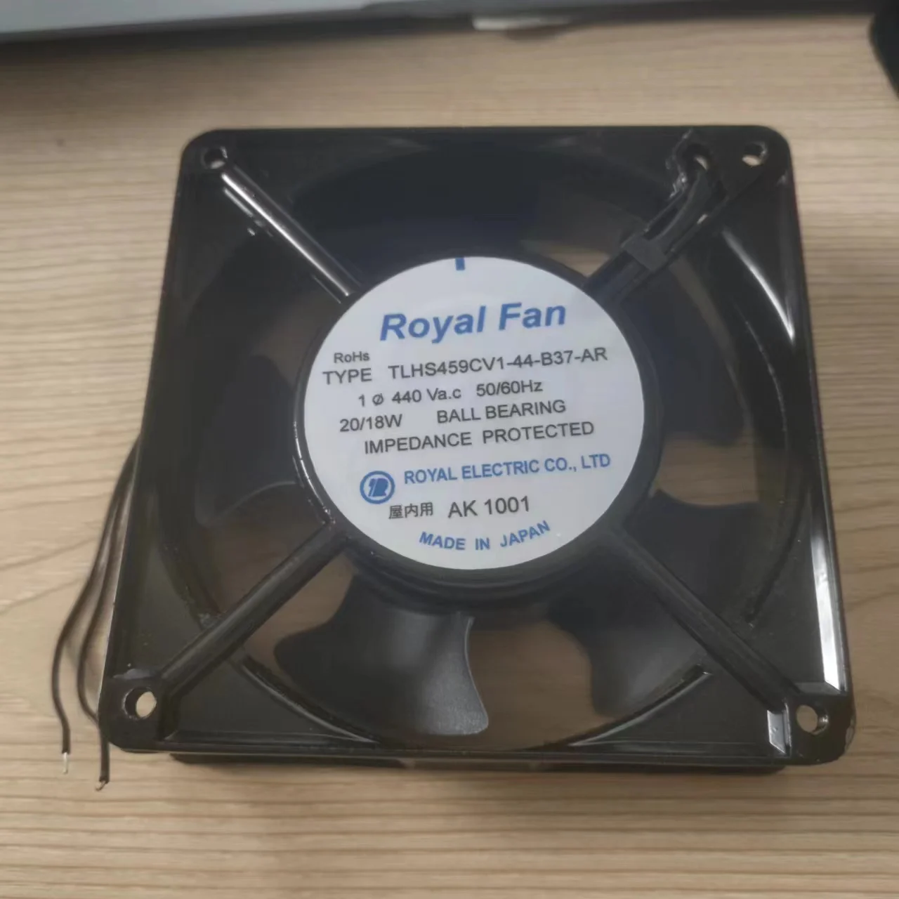 

Free shipping for brand new TYP TLHS459CV1-44-B37-AR 440V 50/60Hz 20/18W cooling fan