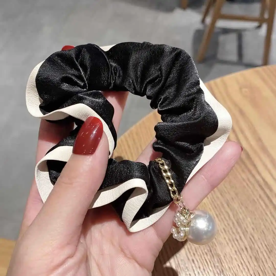 Fashion CC Hair Scrunchies Hair Ties Hair Bands Hair Ropes Hair Accessories Scrunchy Ponytail Holder with Pearl Pendants for Wom