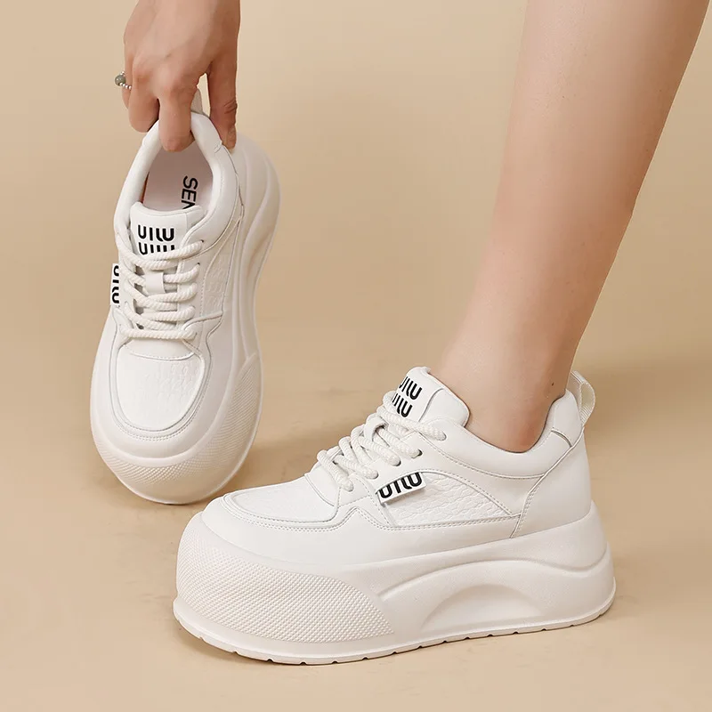 Sports and leisure shoes for women  2025 autumn and winter new versatile breathable board shoes  thick soled white shoes