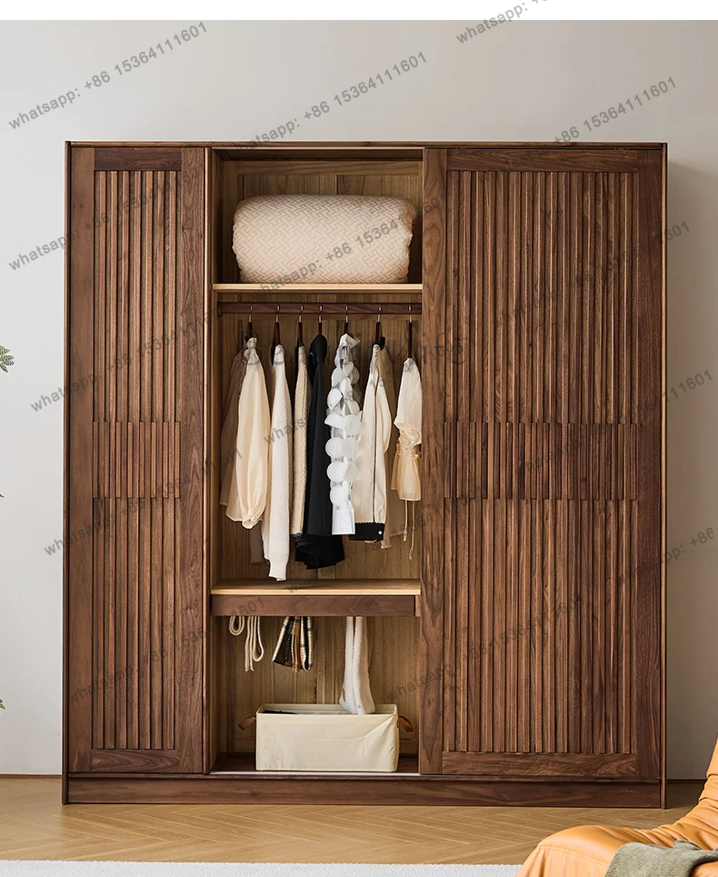 

Armadio con ante scorrevoli interamente in legno massello di quercia rossa. Armadio semplice giapponese