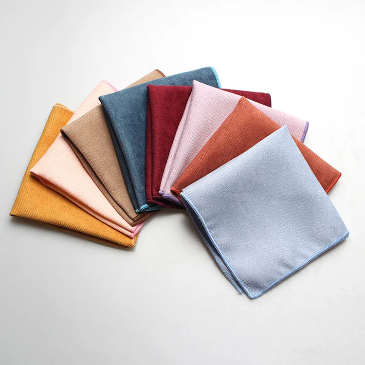 

Однотонный деловой костюм, бархатный жаккардовый галстук-бабочка, мужской карман, маленький квадрат