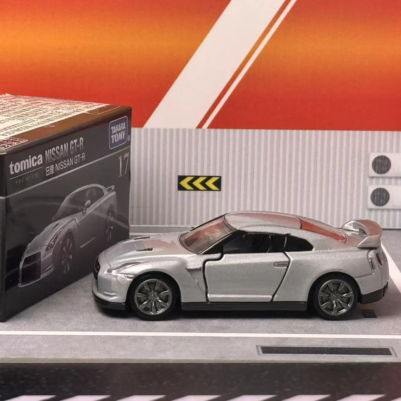 TAKARA TOMY Tomica Premium TP17 Nissan GT-R, Modelo de Auto de Aleación Fundida a Presión, Mini Vehículo Metálico Estático, Juguete Coleccionable, Regalo para Niños