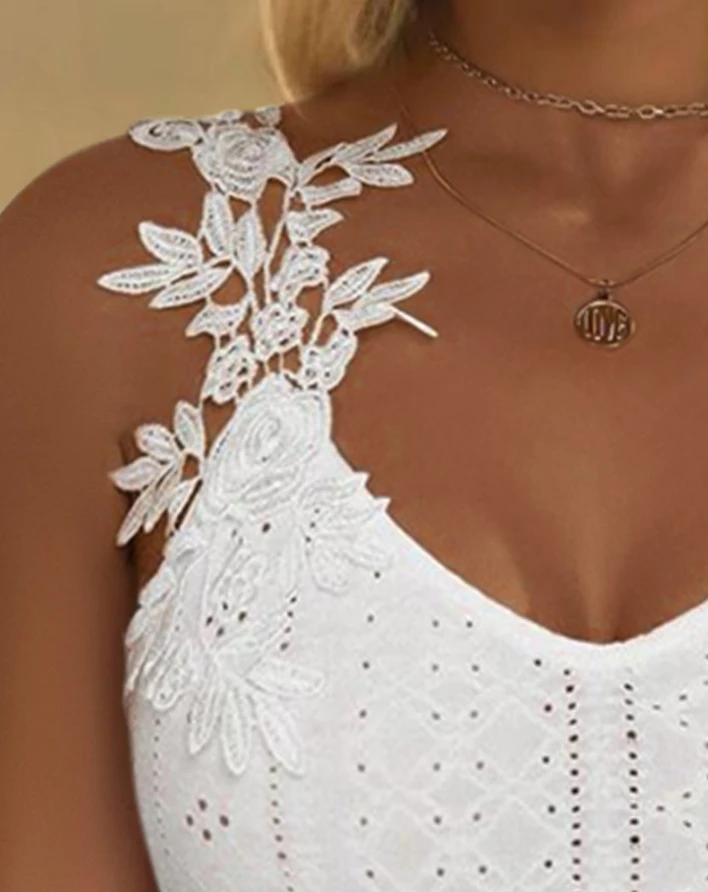 Elegant Women's Vest 2024 New Summer Contrast Lace Eyelet Embroidery Cami Top Daily Vacation Sleeveless V-Neck Tops