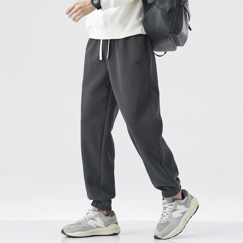 سراويل خريف 2025 يابانية فضفاضة مستقيمة الساق - سراويل ركض مطرزة بأساور للرجال مع بنطال رياضي متعدد الاستخدامات