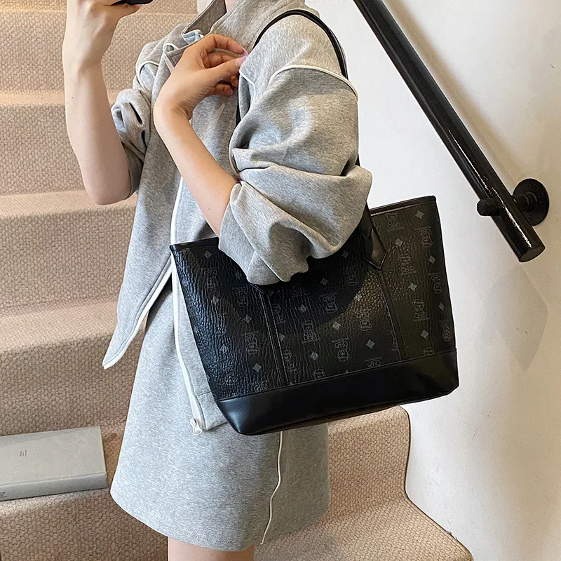 

Summer Fashion Versatile Bag Women's 2025 New Trendy Commuter Tote Bag This Year's Popular Large-capacity Shoulder Bag