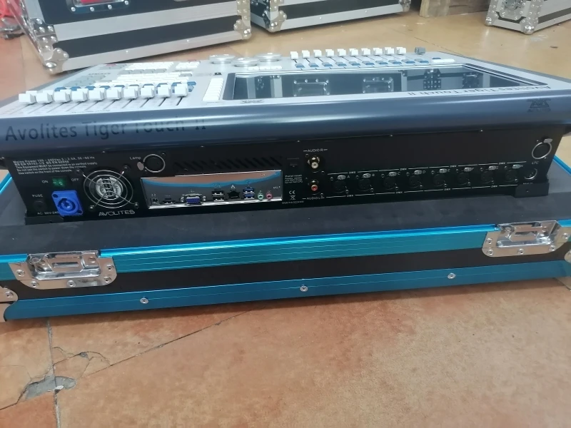 16 canali uscite Tiger Touch 2 II console Professional disco stage light controller DMX con flightcase