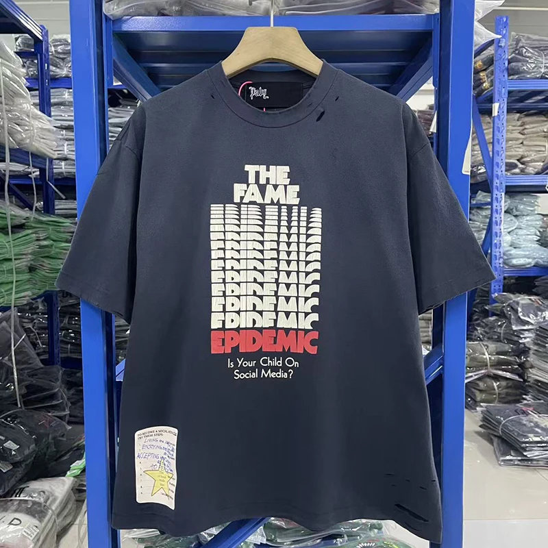 Camiseta FW26 Play Hollywood con Logotipo Americano Vintage, Estampado de Letras, Cuello Redondo, Lavada y Desgastada, Manga Corta